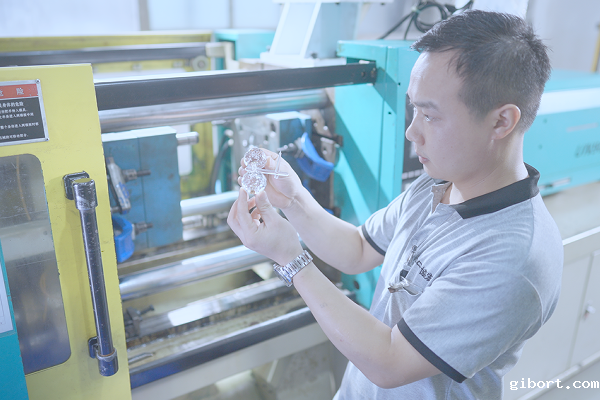 注塑加工生产中，设置保压时间需要注意哪些要素？